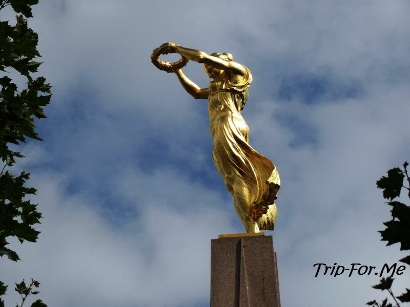 Памятник золотой фрау